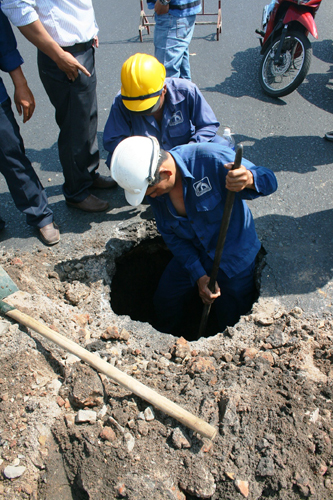 TP.HCM: Hố sâu xuất hiện gần vòng xoay ảnh 3